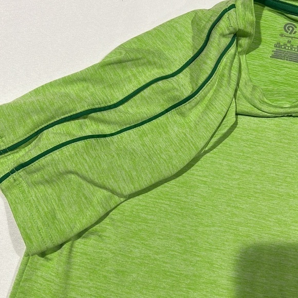 CHAMPION. T-Shirt. Size M (8-10). - Picture 2 of 7